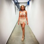 Gaby Amarantos arrasa com look transparente e cheio de brilho! (Foto: Instagram)