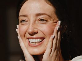 Mesmo em países ricos, jovens relatam níveis mais baixos de felicidade, revelando uma crise de propósito entre as novas gerações. Créditos: Maria Orlova/ Pexels
