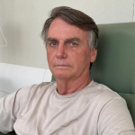 Bolsonaro fala com apoiadores e afirma que pode ser que participe de manifestação. (Foto: Instagram)