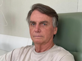 Bolsonaro fala com apoiadores e afirma que pode ser que participe de manifestação. (Foto: Instagram)