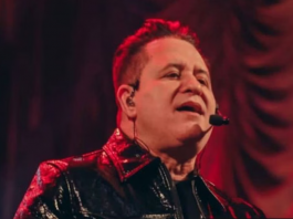 Marrone cai durante o show e bate a cabeça. (Foto: Instagram)