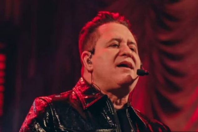 Marrone cai durante o show e bate a cabeça. (Foto: Instagram)