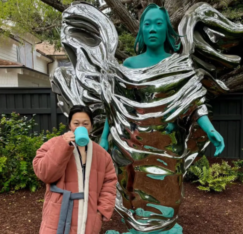 Estátua de Priscilla Chan em turquesa e prata, presente excêntrico de Zuckerberg, foi considerada “estranha” pela esposa. (Créditos: Reprodução)