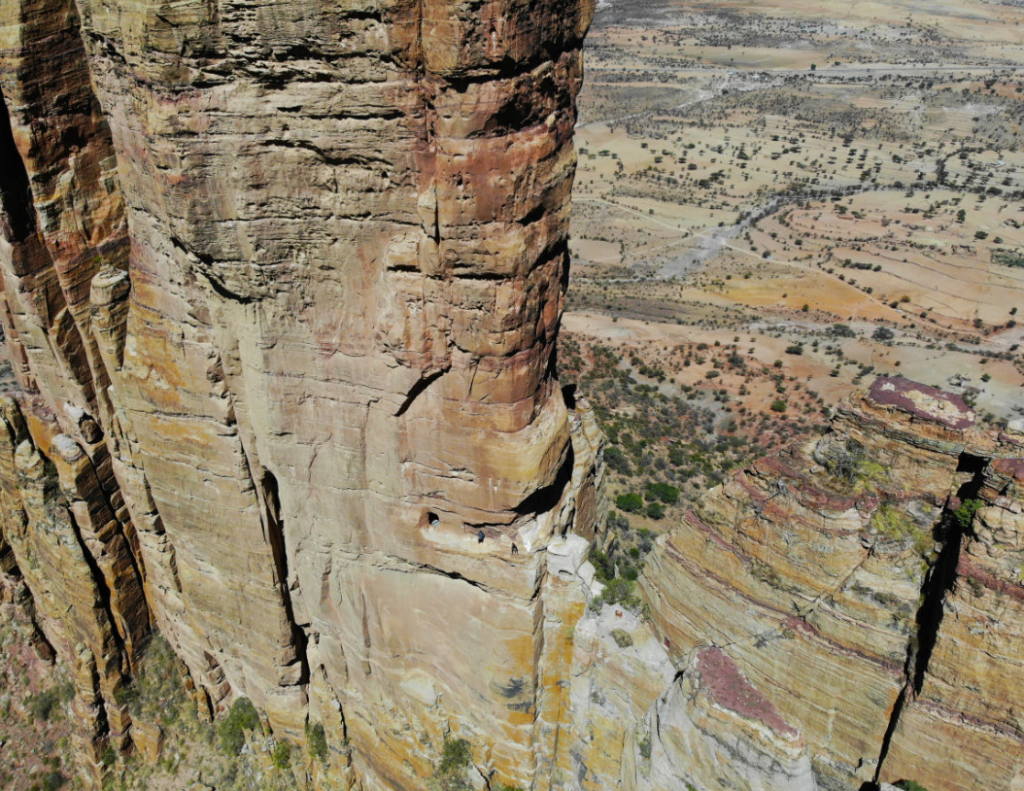 Peregrinos enfrentam trilha e escalada vertiginosa para alcançar a igreja a 2.580 metros de altitude. (Créditos: Reprodução)