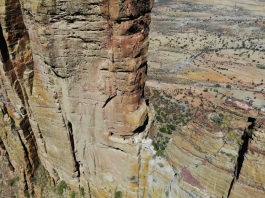 Peregrinos enfrentam trilha e escalada vertiginosa para alcançar a igreja a 2.580 metros de altitude. (Créditos: Reprodução)