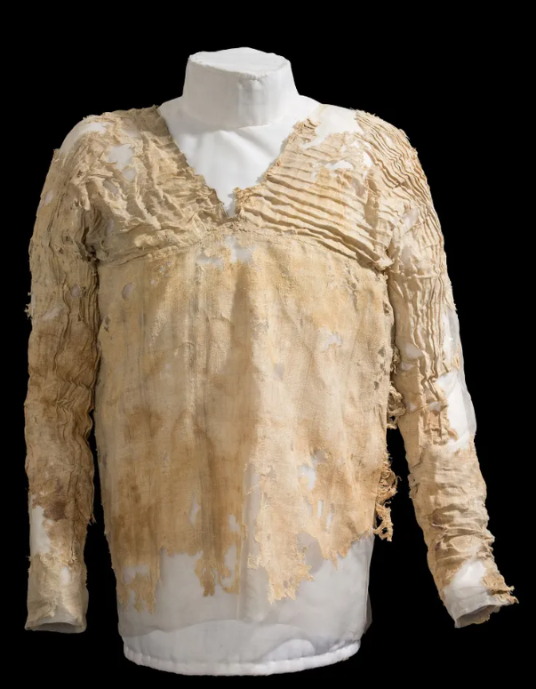 Vestido Tarkhan: linho egípcio milenar com pregas e decote em V impressiona pela sofisticação. (Créditos: Reprodução) Vestido Tarkhan: linho egípcio milenar com pregas e decote em V impressiona pela sofisticação. (Créditos: Reprodução)