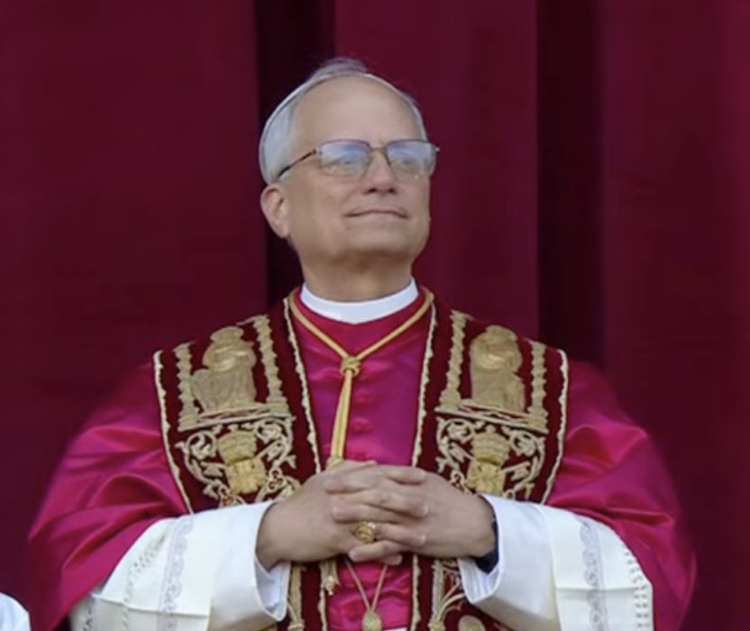 Leão XIV assume o trono de São Pedro e promete seguir os passos de humildade de seus antecessores — sem receber um centavo. (Créditos: Reprodução) Leão XIV assume o trono de São Pedro e promete seguir os passos de humildade de seus antecessores — sem receber um centavo. (Créditos: Reprodução)