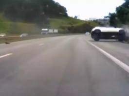 Momento exato em que o carro capota após atingir o guard rail na Dom Pedro I (Créditos: Reprodução)