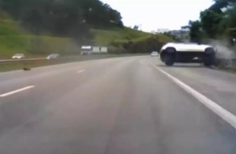 Momento exato em que o carro capota após atingir o guard rail na Dom Pedro I (Créditos: Reprodução) Momento exato em que o carro capota após atingir o guard rail na Dom Pedro I (Créditos: Reprodução)
