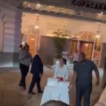 Lady Gaga distribui pizzas para fãs na frente do hotel, no RJ. (Foto: Instagram)
