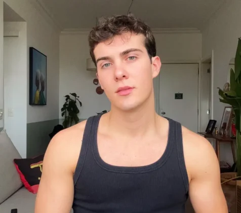 Caio Manhente, galã de 'Garota do Momento', fala sobre vida amorosa: “Coração ocupado pela novela” (Foto: Instagram)