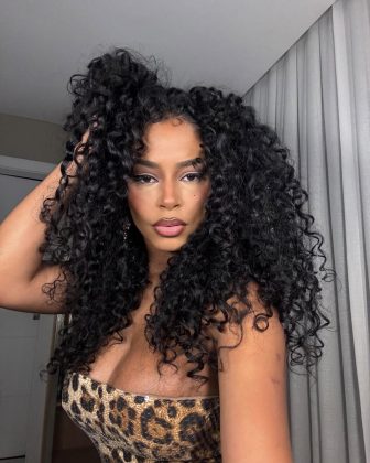 Lorena Maria desabafa sobre corpo pós-parto: "Não é legal ter um peito gigante" (Foto: Instagram)