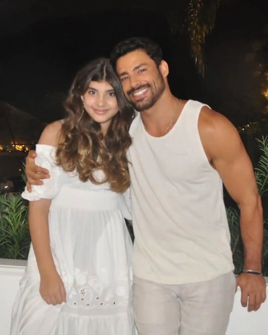Sofia, filha de 13 anos de Cauã Reymond e Grazi Massafera, chamou a atenção ao aparecer no programa Altas Horas no último sábado (24). Acompanhando o pai na plateia, a adolescente falou ao microfone durante a participação do ator, deixando o público encantado com sua simpatia. (Foto: Instagram)