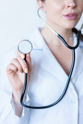 A medicina é um sonho de muitas meninas na infância (Foto: Unsplash)