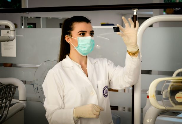 mostraram que até o final deste ano, as mulheres passarão a representar 50,9% dos 635 mil médicos em atividades no país (Foto: Unsplash)