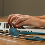 Em 2010, era de apenas 41%, mas ela já estão entre a maioria das estudantes da área (53,7%). (Foto: Unsplash)