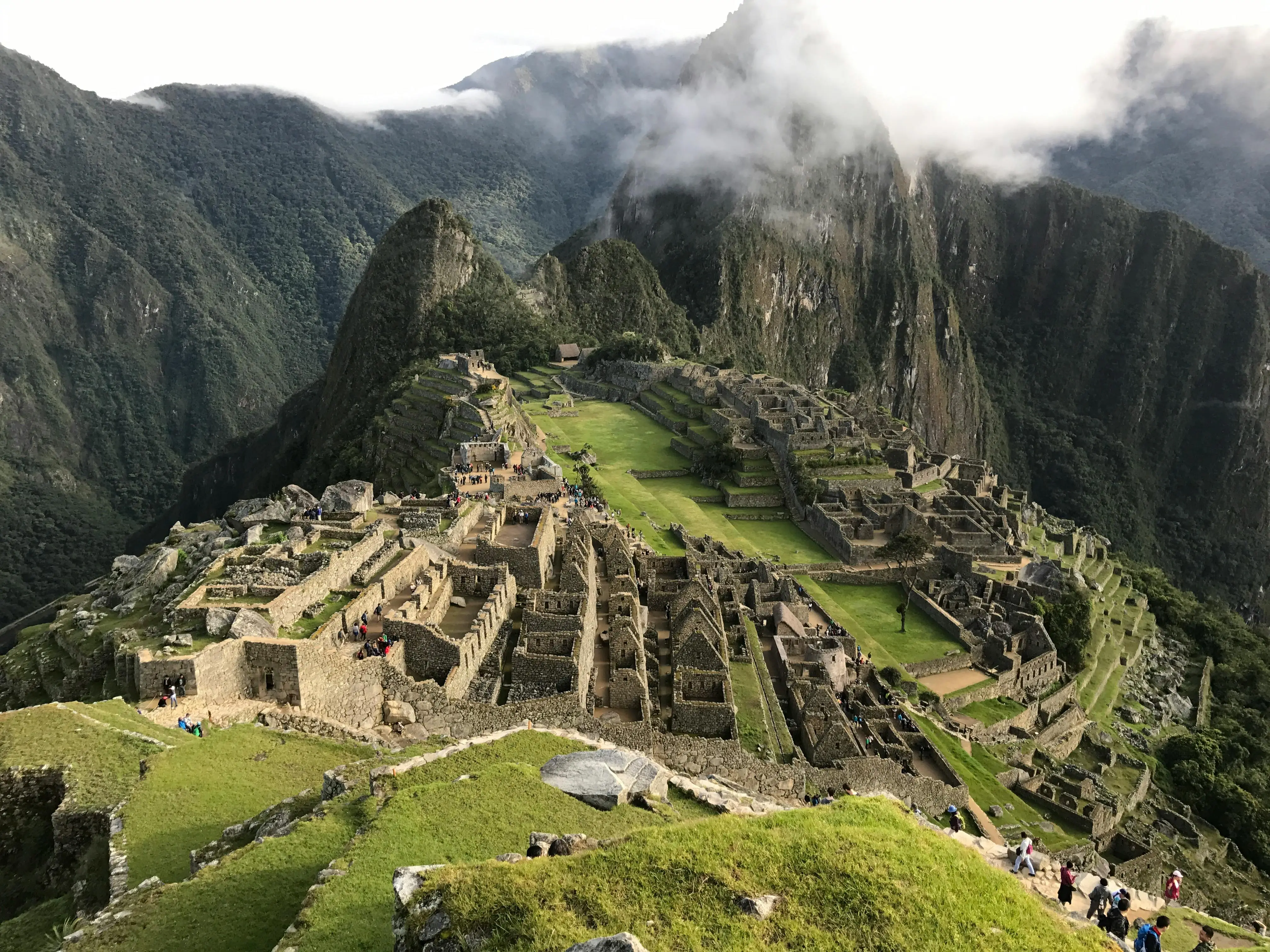 Artefatos encontrados na câmara subterrânea de Chavín de Huántar revelam uso ritual de substâncias psicoativas por elites pré-incas. (Créditos: Reprodução)