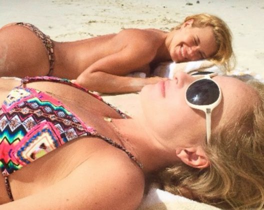 A atriz, Carolina Dieckmann lembrou um topless que fez na praia com a Angélica. No Instagram, a artista publicou uma foto antiga do momento com a amiga (Foto: Instagram)