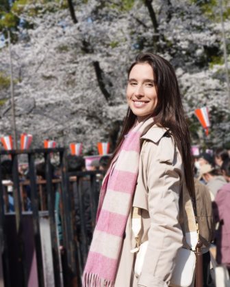 A tailandesa, Natalisi Taksisi fez uma viagem para o Japão para realizar o sonho de conhecer o país (Foto: Instagram)