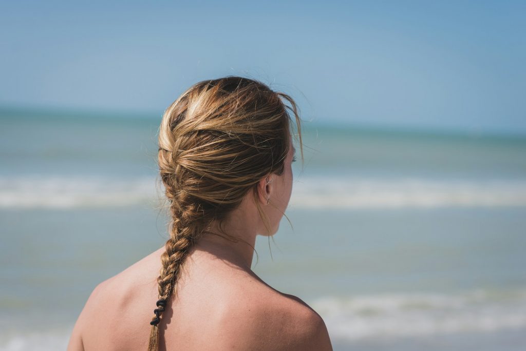 Mulheres aproveitam dia ensolarado em piscina pública de Berlim após nova lei que permite topless. Créditos: Corey O'Brien/Unspleash