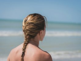 Mulheres aproveitam dia ensolarado em piscina pública de Berlim após nova lei que permite topless. Créditos: Corey O'Brien/Unspleash