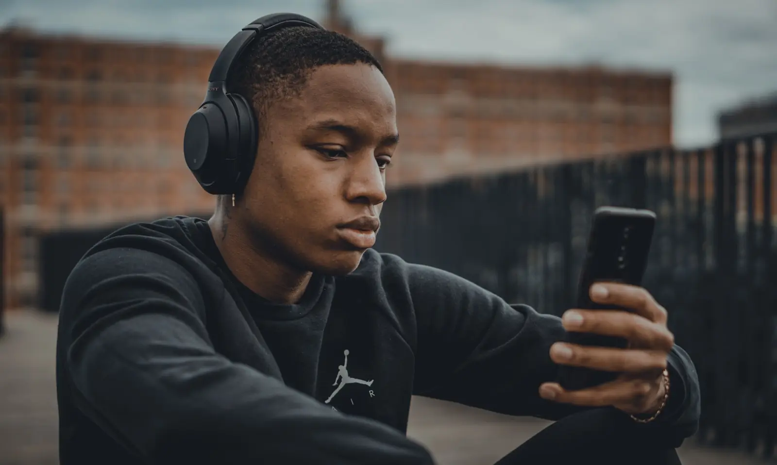Ouvir música pode causar arrepios — e isso é mais especial do que parece. (Créditos: Unsplash / Ilias Chebbi)