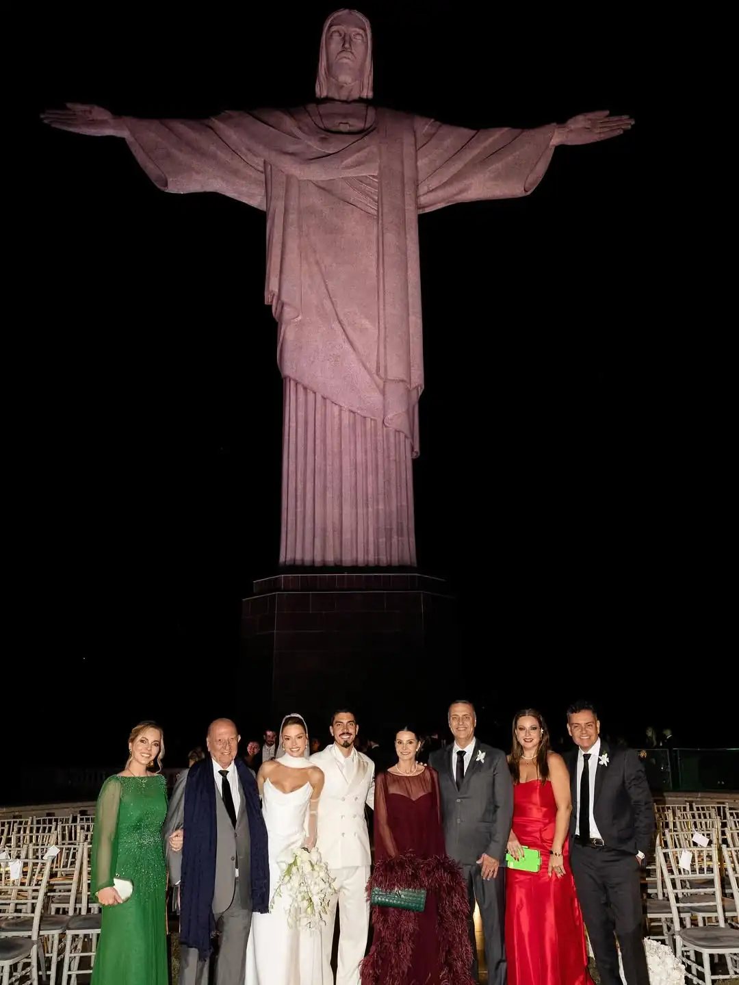 Giovanna Lancellotti publicou na última segunda-feira (23), novas fotos da cerimônia de casamento com Gabriel David, realizada no último sábado (21) aos pés do Cristo Redentor, no Rio de Janeiro. A atriz reuniu cliques com familiares, amigos e o noivo, celebrando o momento especial. (Foto: Instagram)