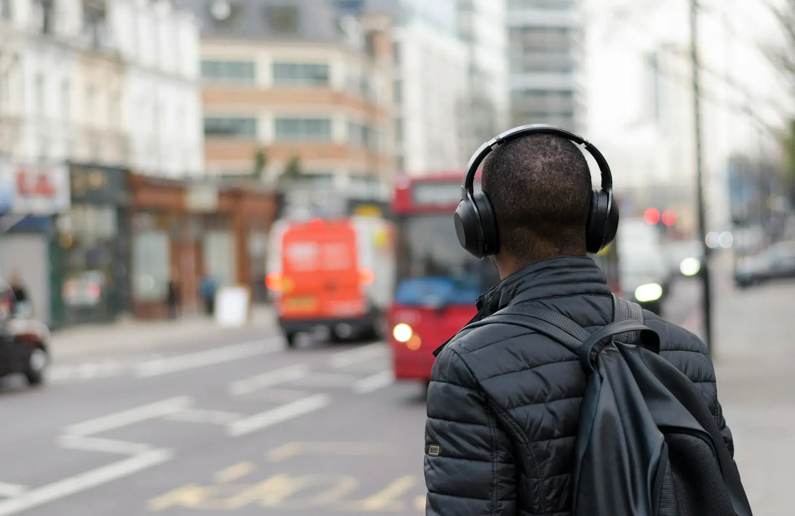 A música atinge áreas do cérebro ligadas ao prazer e à emoção. (Créditos: Unsplash / Henry Be)