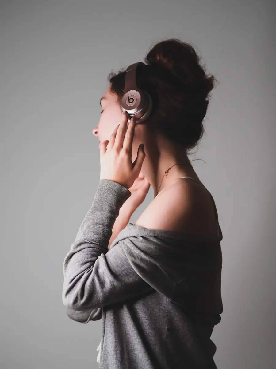 Sentir calafrios com música é uma forma de resposta estética intensa. (Créditos: Unsplash / Laura Chouette)