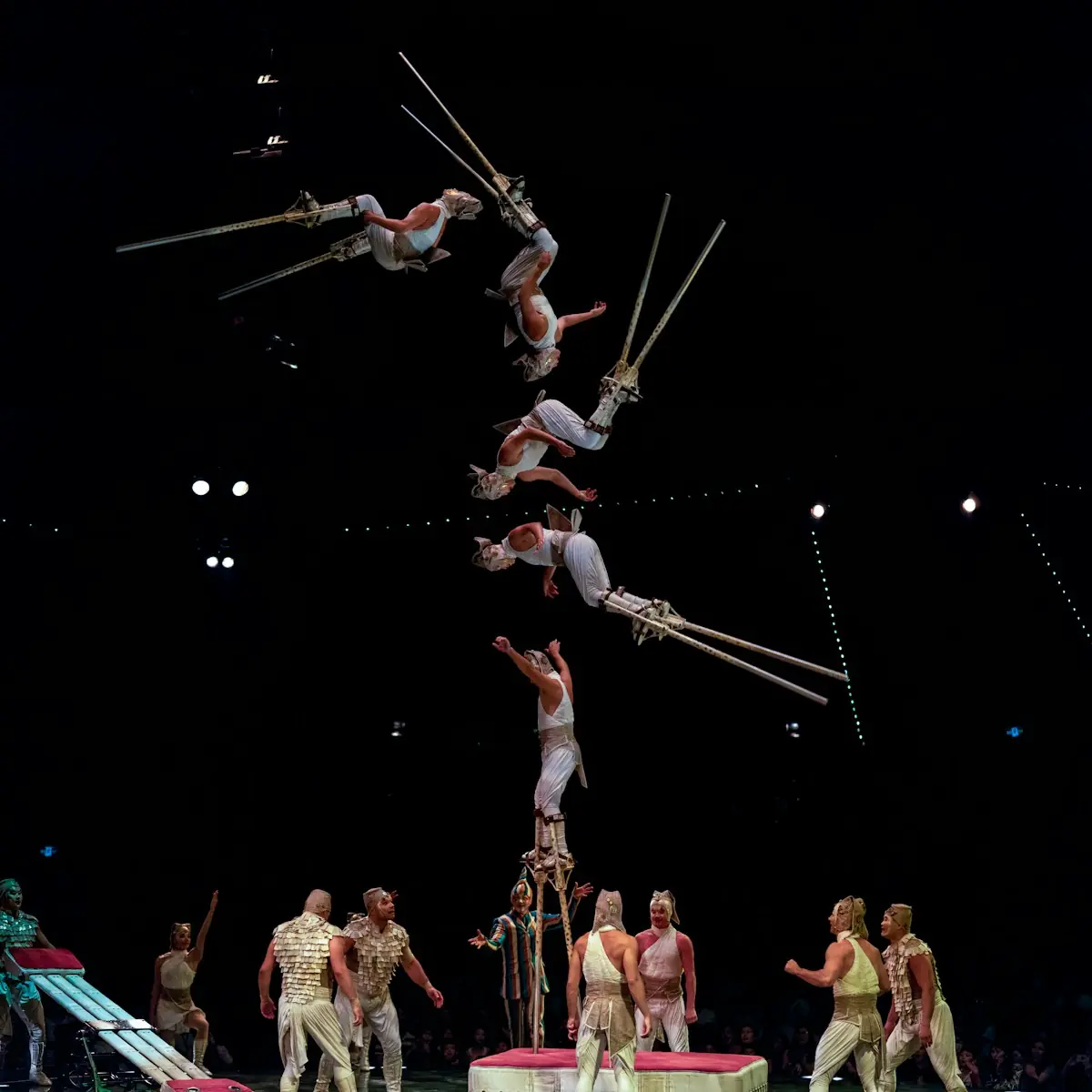 Público vive uma experiência única entre circo tradicional e tecnologia. (Créditos: Unsplash / Wai Siew)