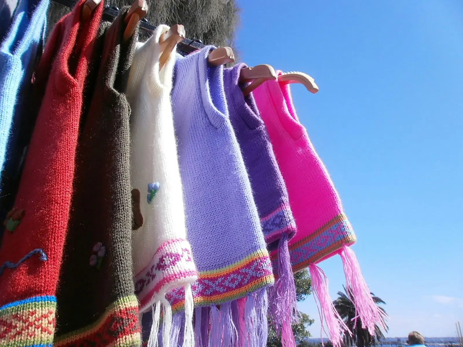 O preto continua sendo símbolo de poder e elegância. (Créditos: Unsplash / Yerin SEO)