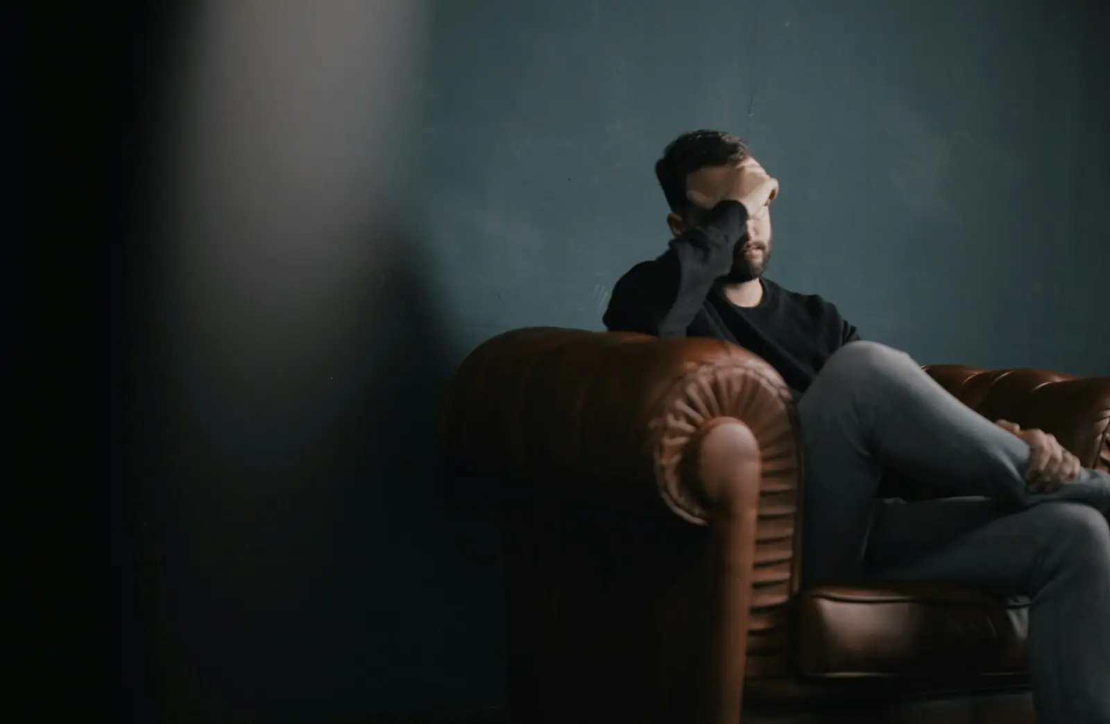 Toque na face para recuperar equilíbrio emocional (Créditos: Unsplash / Nik Shuliahin 💛💙)