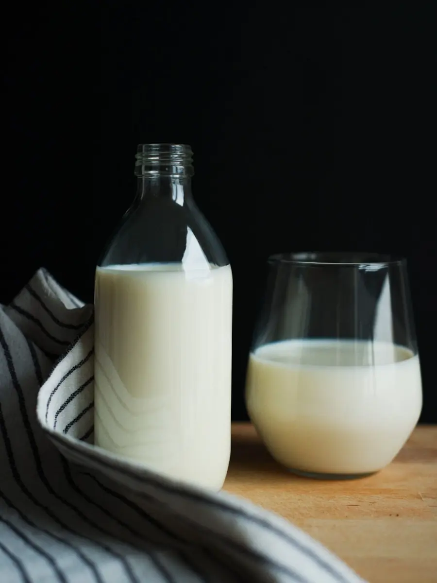 Pessoas com intolerância à lactose podem optar por versões adaptadas do leite (Créditos: Unsplash / Mary Skrynnikova 💛💙)