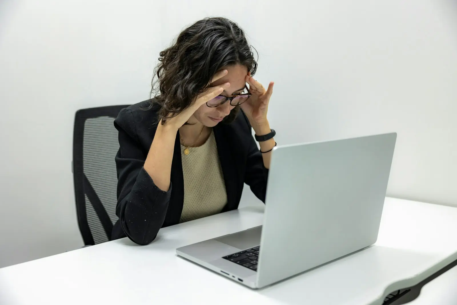 Linguagem corporal revelando emoções sem palavras (Créditos: Unsplash / Resume Genius)