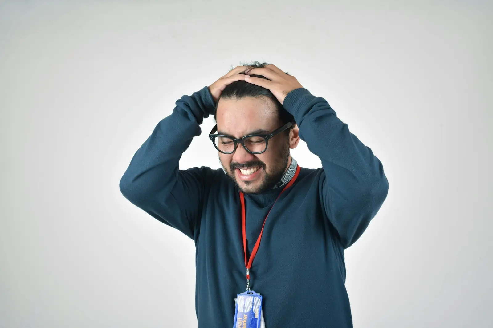 Crianças desenvolvendo o gesto desde cedo (Créditos: Unsplash / ahmad gunnaivi)