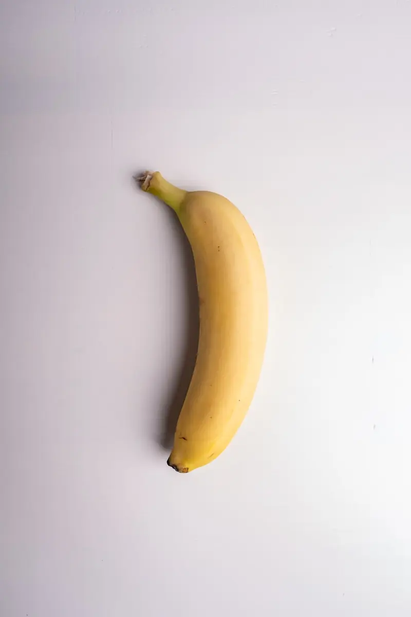 A banana é um apoio nutricional complementar no cuidado com a mente (Créditos: Unsplash / Rodion Kutsaiev)