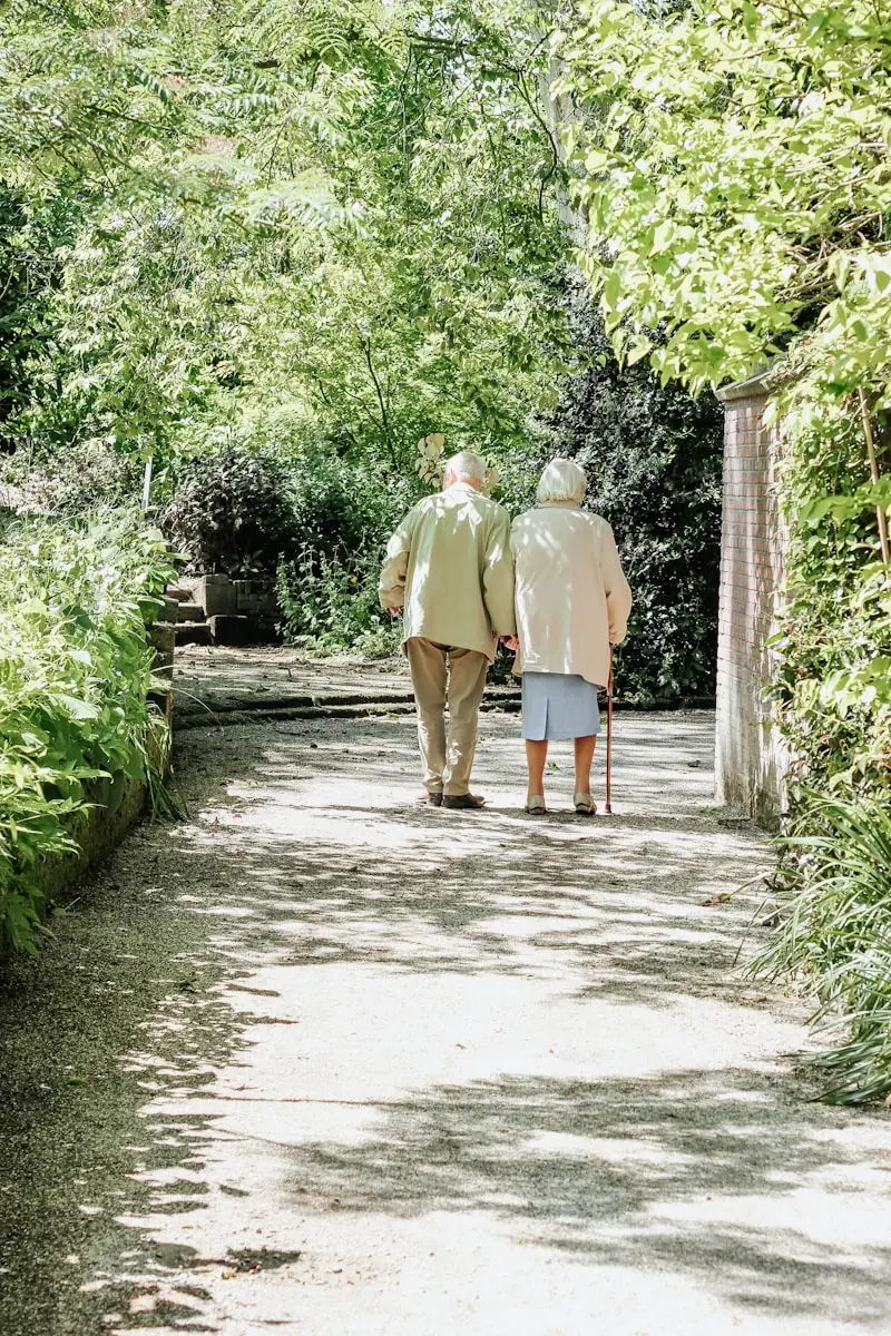 Grupo de pessoas idosas caminhando ao ar livre, expressão de vitalidade e saúde. (Créditos: Unsplash / micheile henderson)