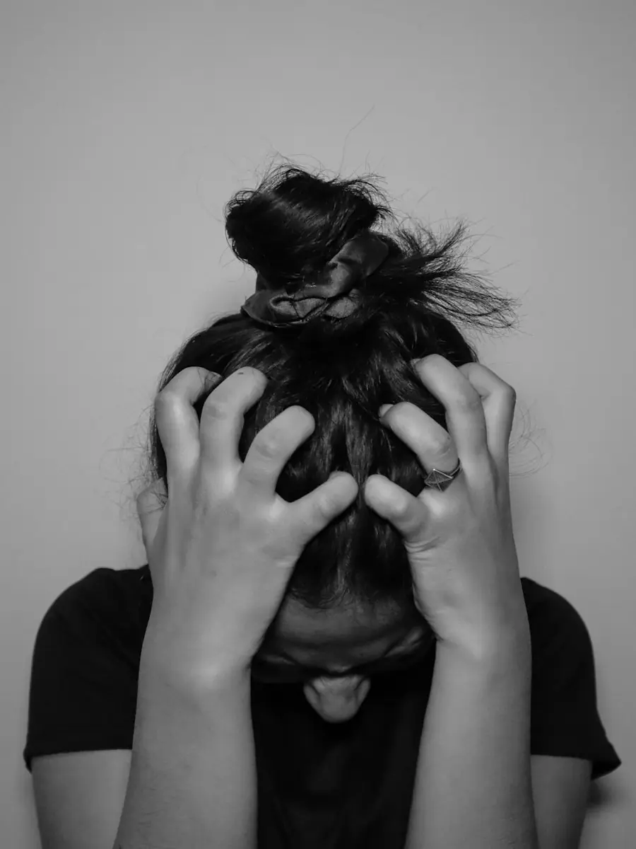 Pequenos gestos que denunciam tensão diária (Créditos: Unsplash / Simran Sood)