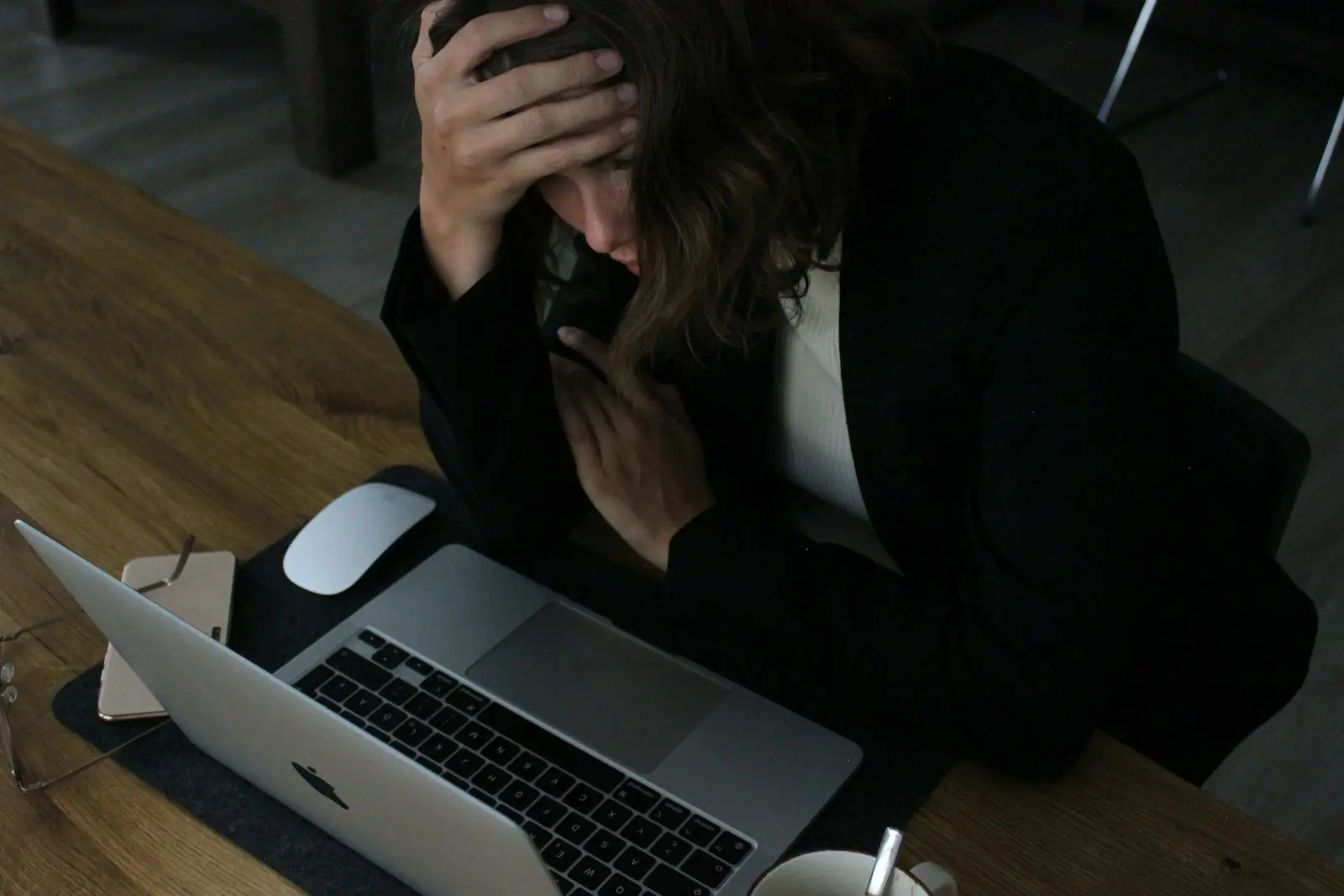 Necessidade de proteção emocional refletida na postura (Créditos: Unsplash / Elisa Ventur)