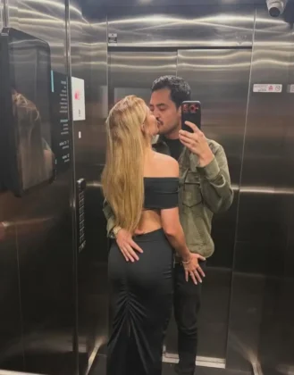 O cantor publicou uma imagem em que aparece beijando a companheira dentro de um elevador, confirmando o romance. (Foto: Instagram)
