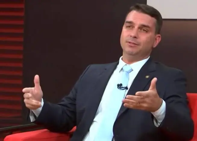 PT aciona Justiça contra Flávio Bolsonaro por vídeo com imagens geradas por IA (Foto: GloboNews)