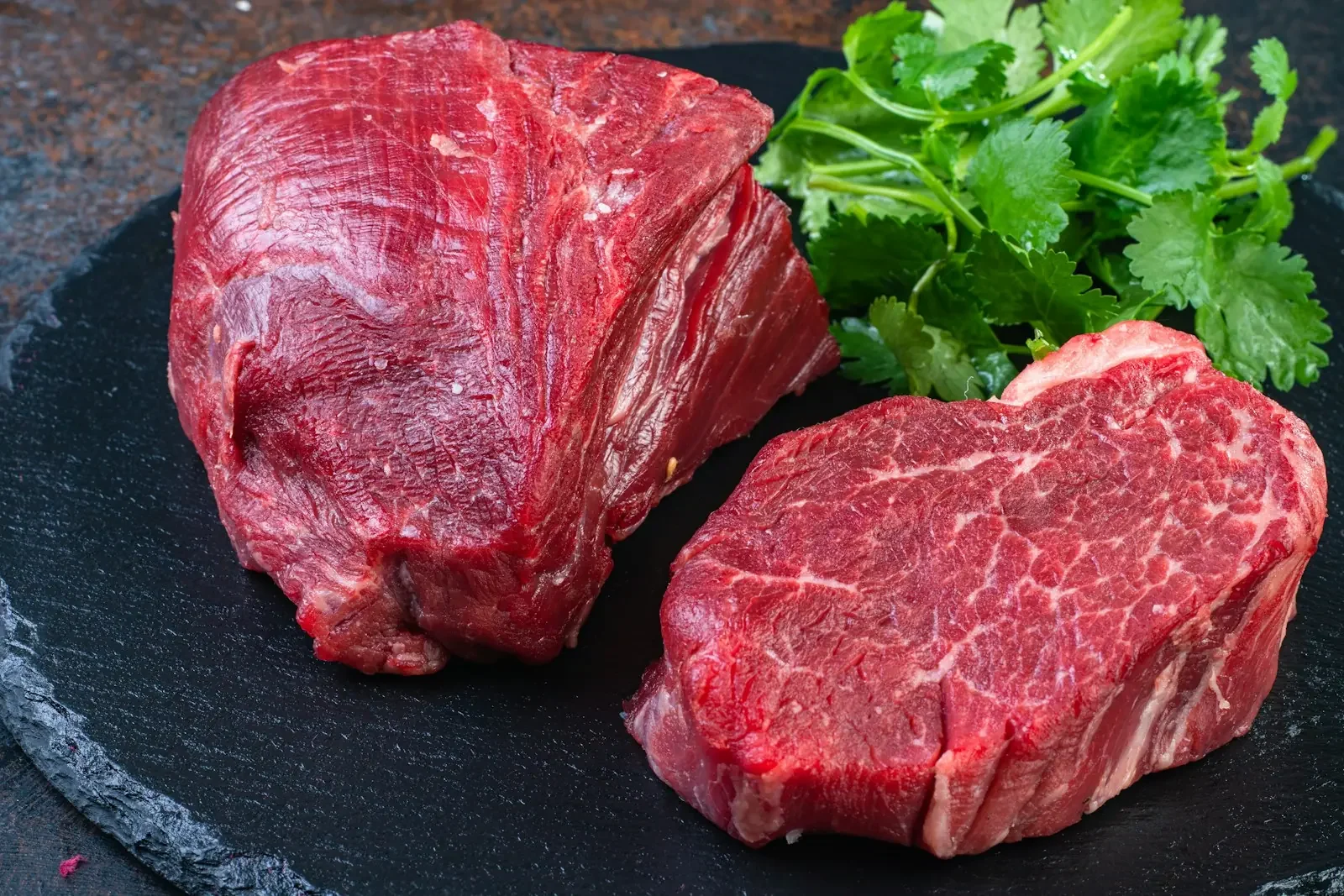 Carne brasileira escapa de sobretaxa dos EUA e decisão surpreende o setor Exportações de carne bovina seguem com regras comerciais já estabelecidas. (Créditos: Unsplash / David Foodphototasty)