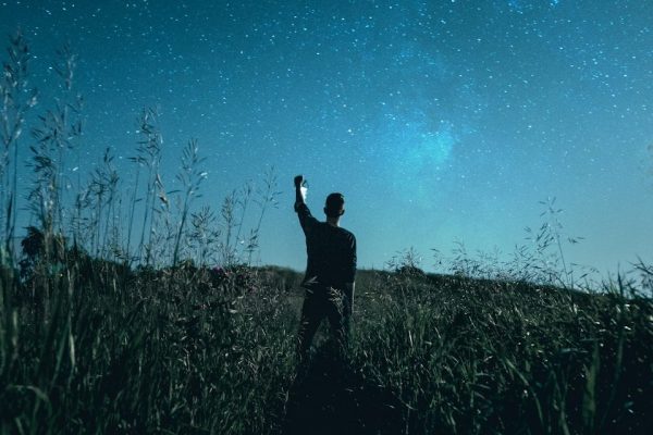 Sonhar com alguém que já morreu pode ter um significado surpreendente, segundo a psicologia