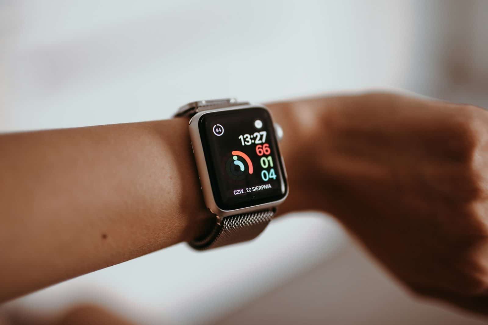 Relógio fitness acabou revelando uma movimentação inesperada durante a madrugada. (Créditos: Unsplash / Sabina)