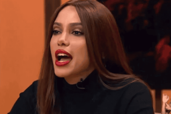 Anitta menciona Chico Xavier e discute vaidade em entrevista