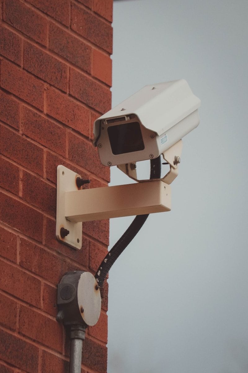 Câmeras escondidas em imóveis de temporada levantam alerta sobre privacidade (Créditos: Unsplash)