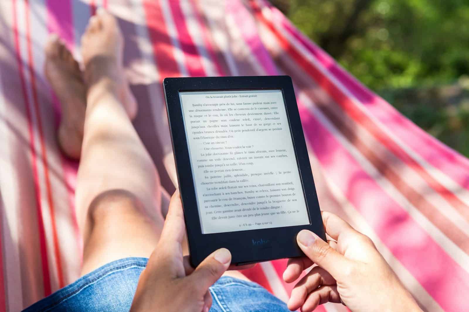 Leitores podem ampliar a biblioteca digital com títulos gratuitos (Créditos: Unsplash Perfecto Capucine)