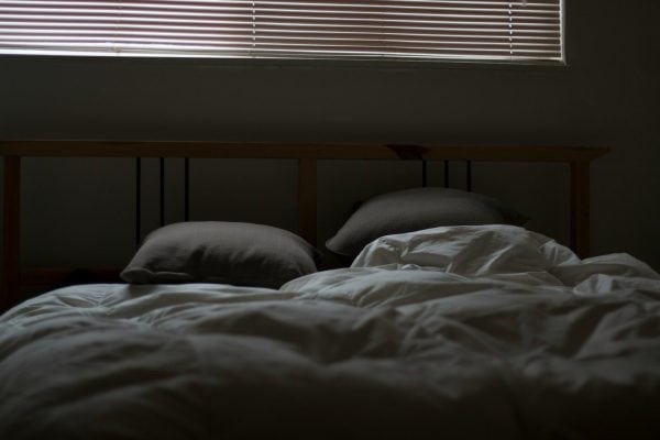 Melatonina para dormir: o detalhe que muita gente ignora antes de tomar o suplemento