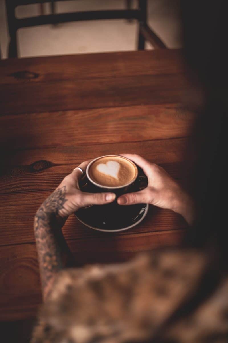 O café faz parte da rotina de milhões de pessoas diariamente. (Créditos: Unsplash Byron Breytenbach)