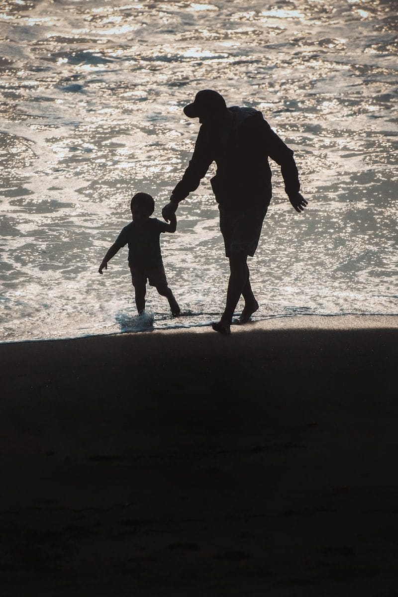 Nem sempre a presença física significa disponibilidade emocional (Créditos: Unsplash / Tim Mossholder)